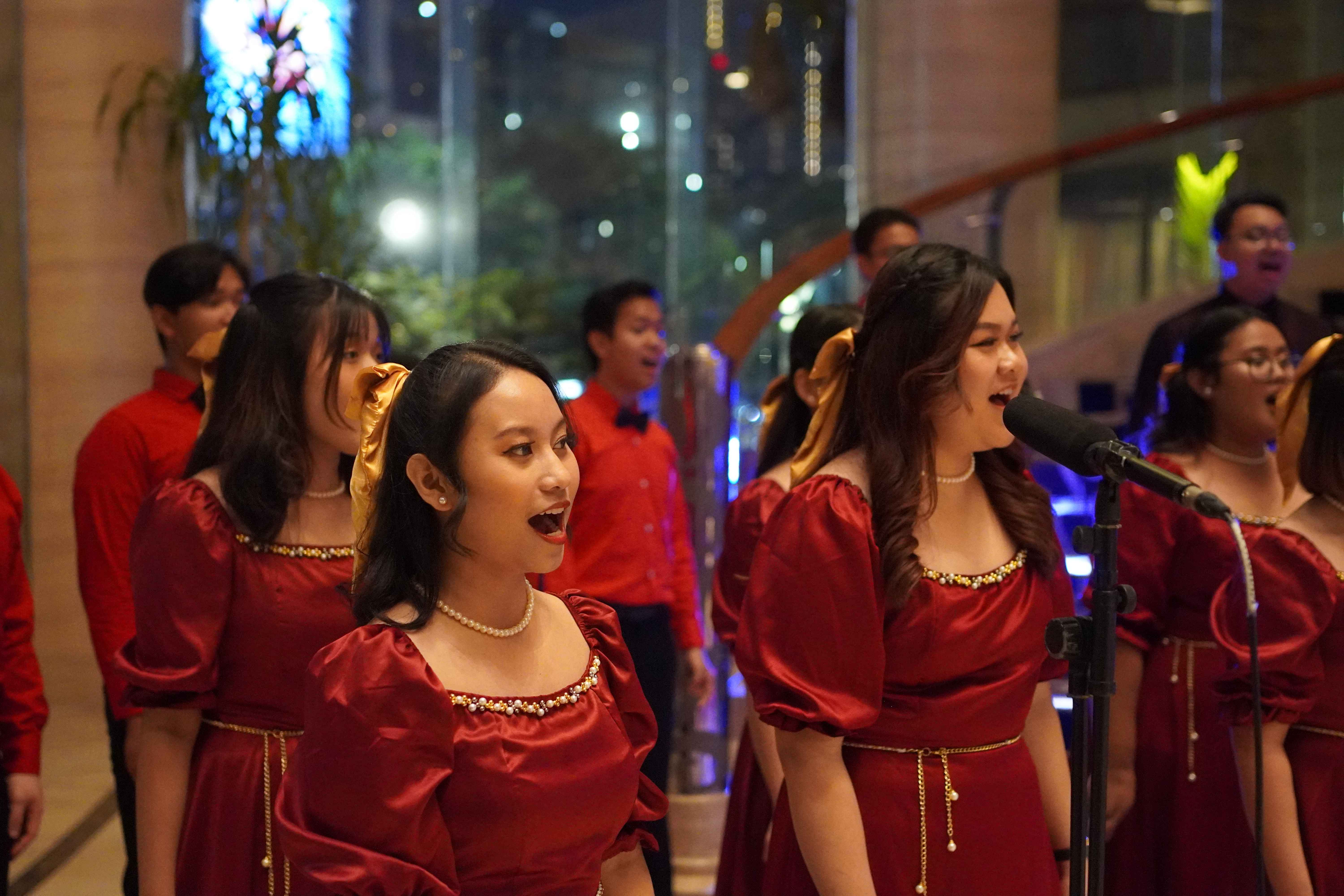 WYNDHAM SURABAYA PRESENTS ITS MAGICAL CHRISTMAS TREE LIGHTING CEREMONY: IGNITING THE SPIRIT OF THE SEASON WITH CARNIVAL JOY