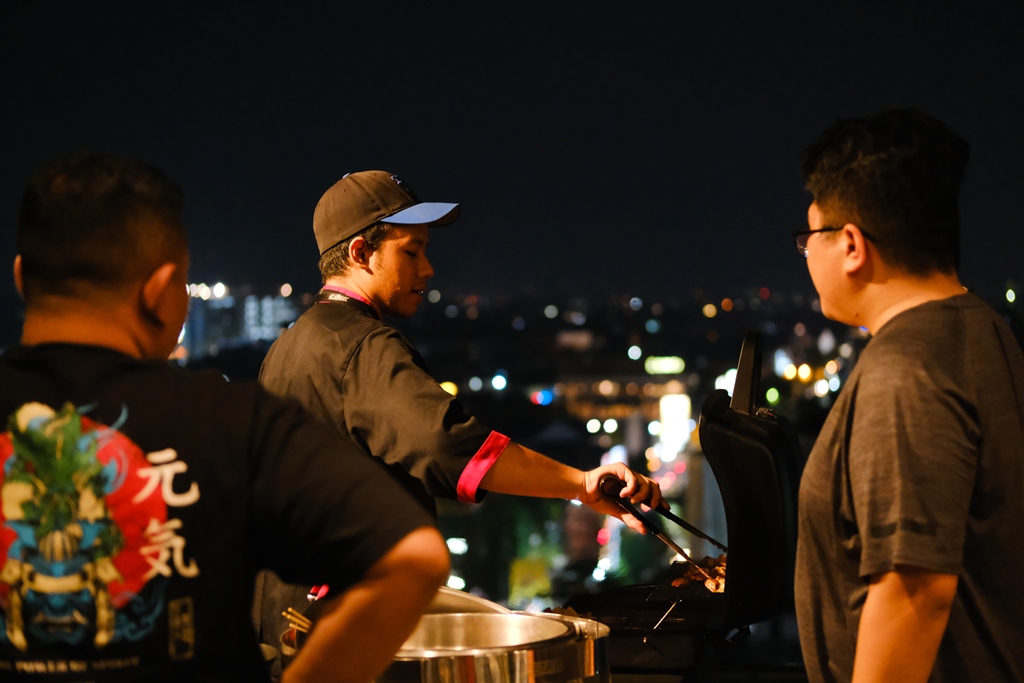 Enjoy_All_U_Can_Eat_BBQ_with_Live_Music_from_The_Manohara_Hotel_Yogyakarta_Rooftop