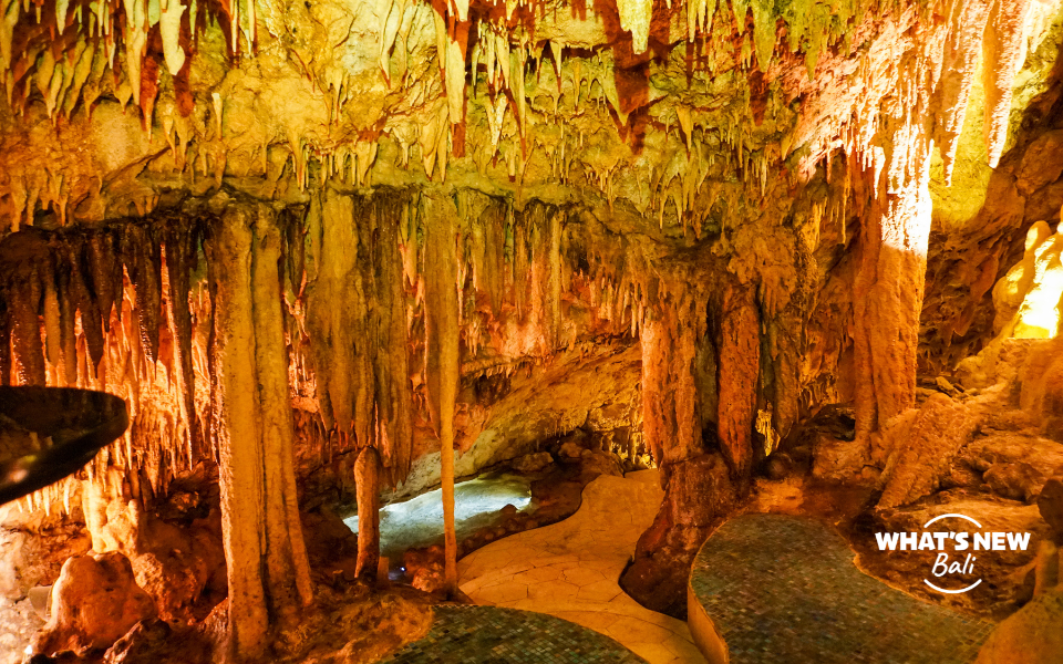 The cave natural ceiling