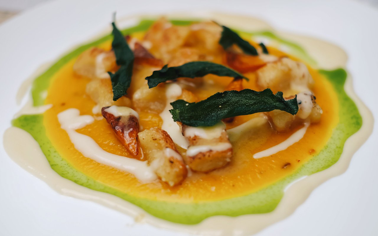 Gnocchi di patate croccanti, burro, salvia e zucca