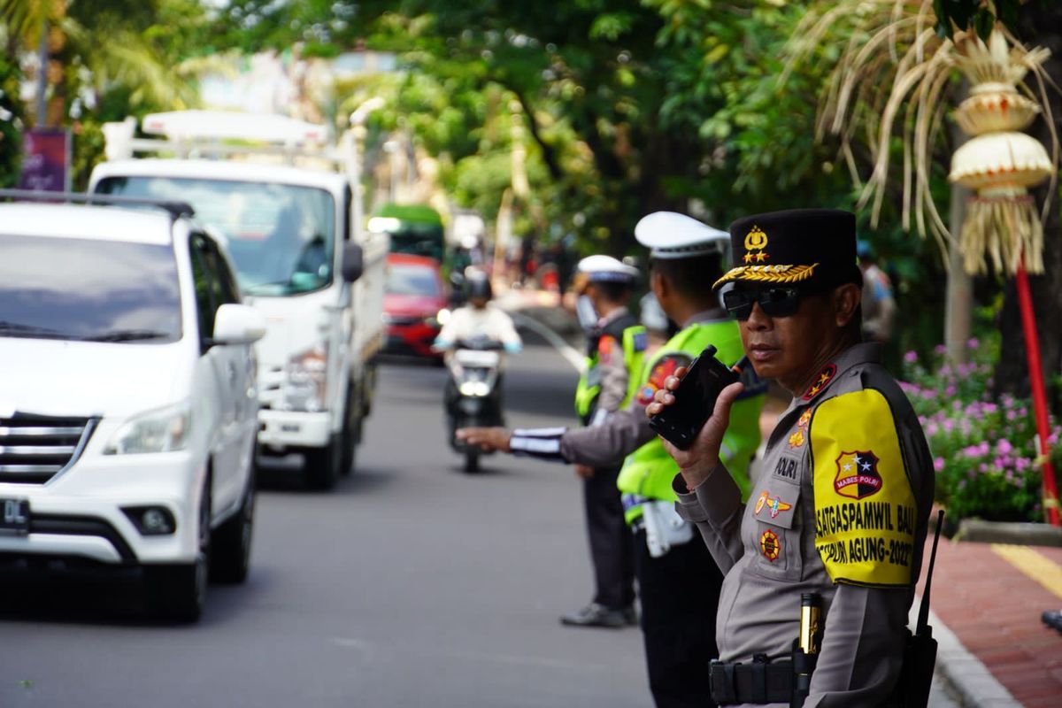 Bali Traffic Police by AlongWalker