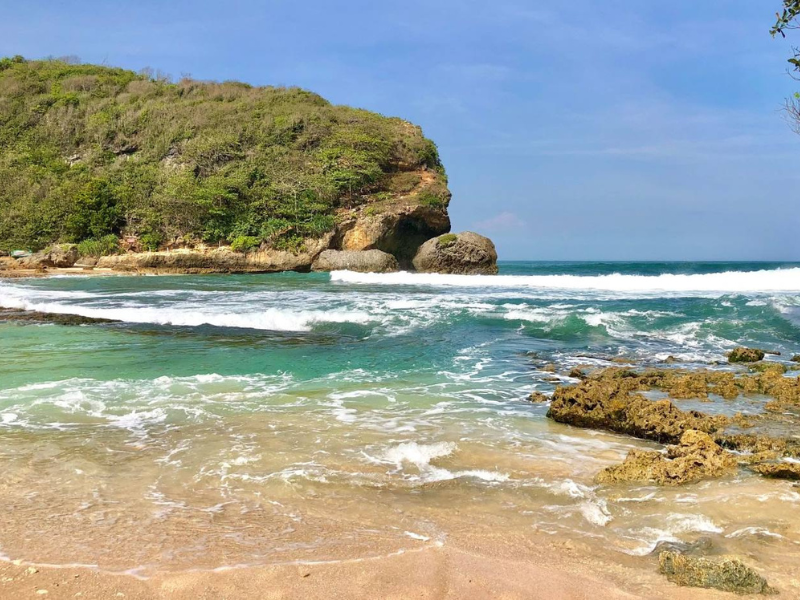 Batu Bengkung Beach 