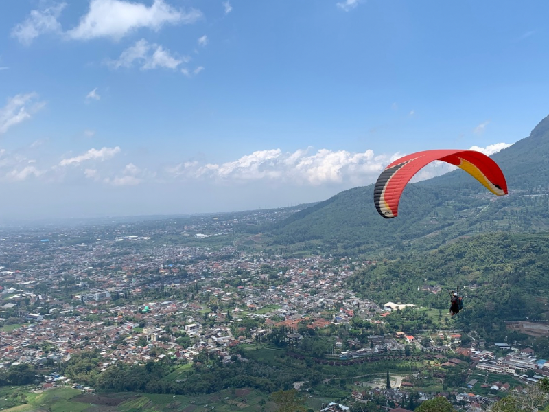 Paragliding in Batu