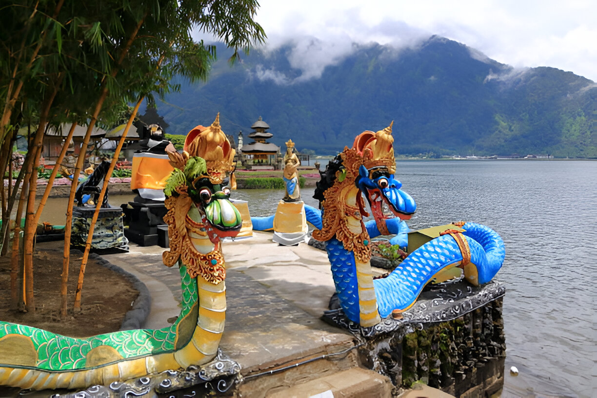 Pura Ulun Danu Interior - Dragon Statue