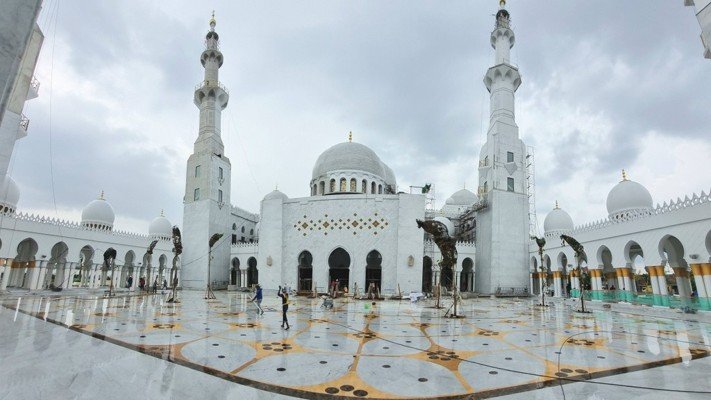 Visit Masjid Raya Sheikh Zayed Solo