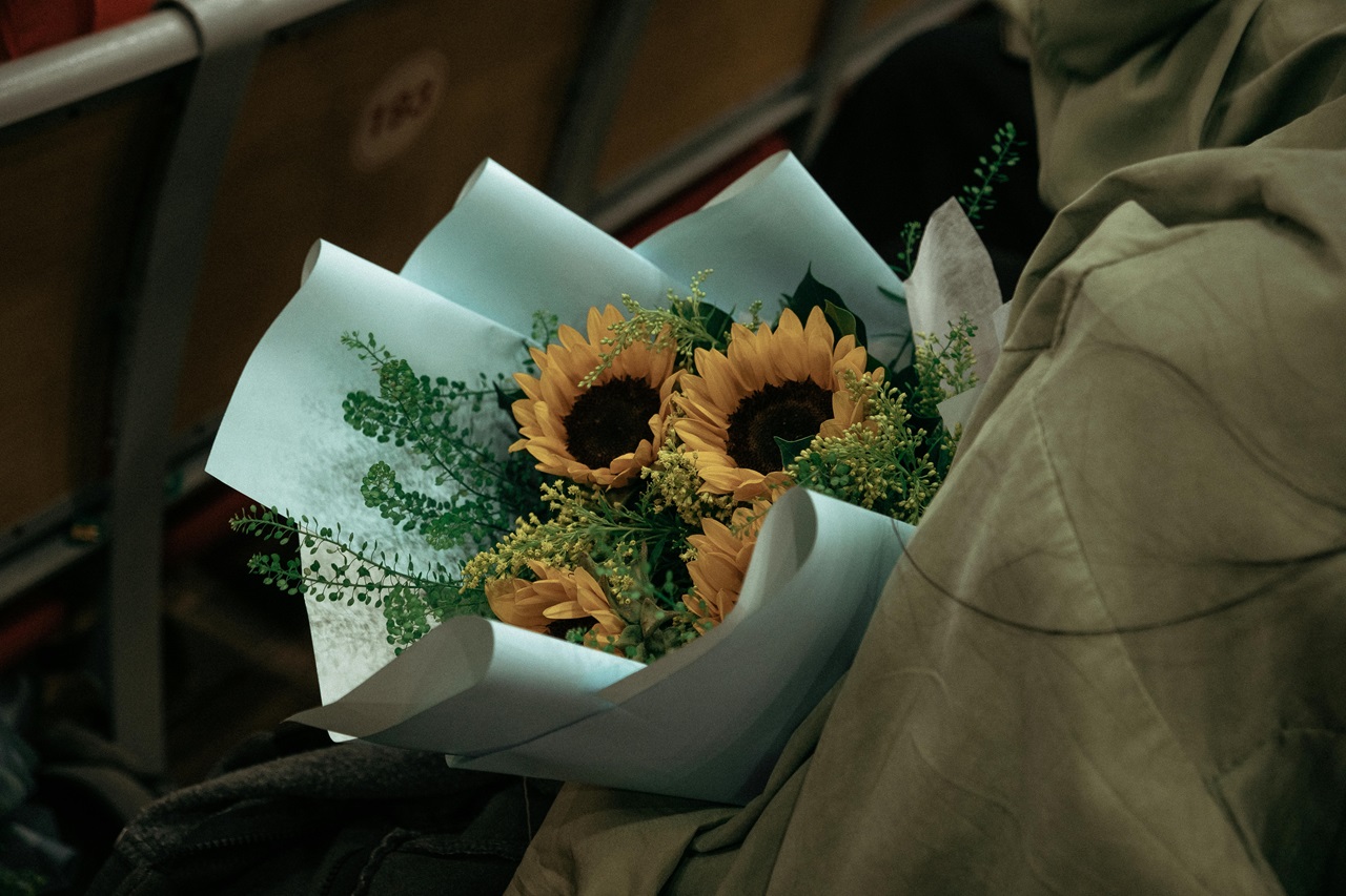 Woman_holding_flowers