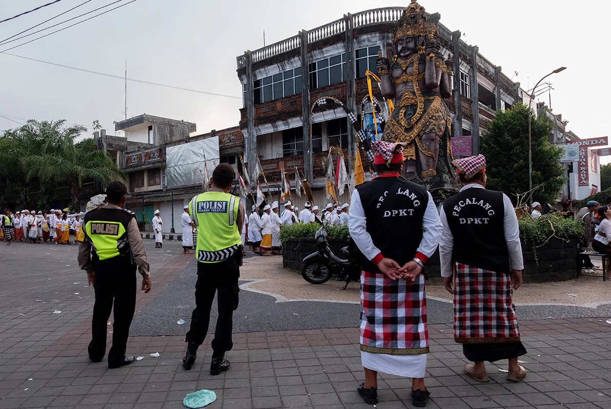 Pecalang with Local Police