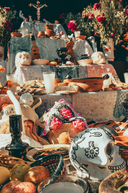 Unfolding Día de los Muertos: Reuniting Living and Dead