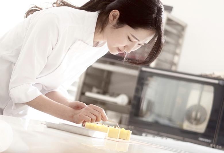 SBCo Collaborates with Korean Pastry Chef to Present Exquisite Petit Gateaux at JW Marriott Surabaya