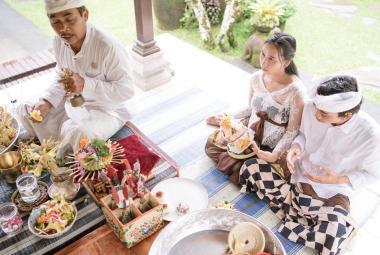 Sacred Beginnings: The Significance of Magedong-Gedongan Pregnancy Ceremony (Photo credit: Pinterest)